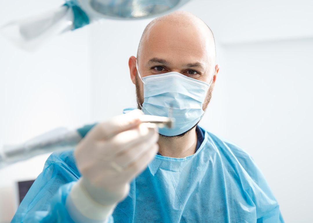 Gyd. Tomas Stumbrys demonstruoja dantų implantą